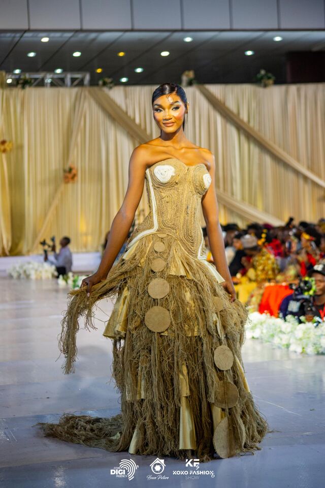Robe en fibres de jute et disques de toile sur le podium