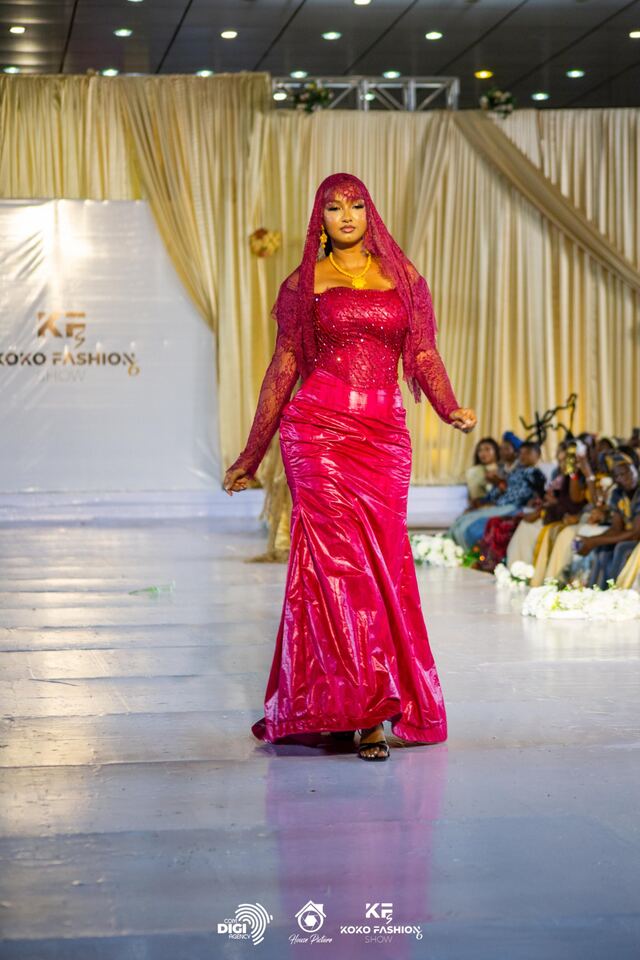 Robe sirène rouge et voile de dentelle