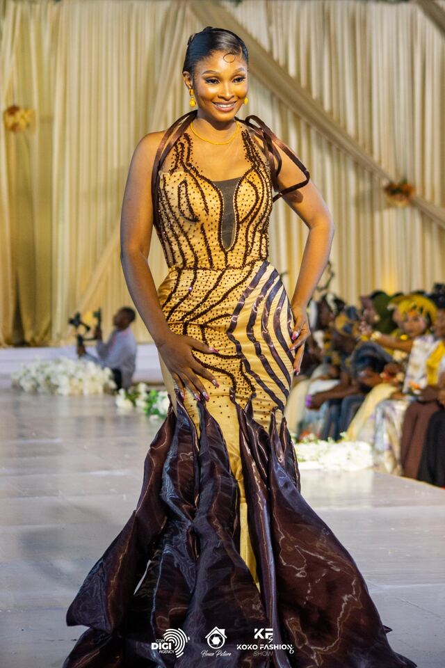 Robe sirène or et chocolat brodée de perles