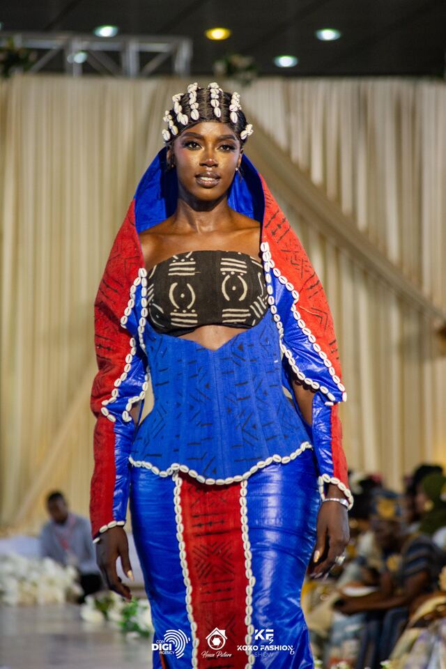 Tenue en bogolan rouge et bleu bordée de cauris