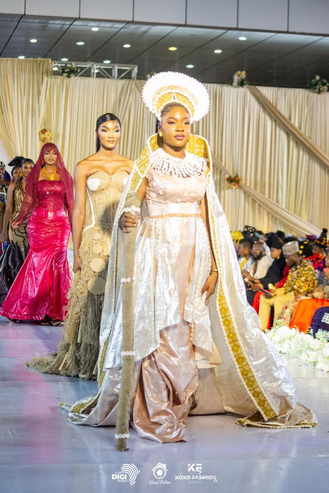 Le passage final des mannequins, couronne de cauris en tête