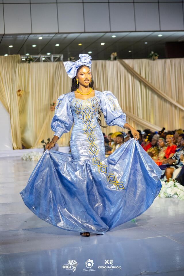 Robe en bazin bleu ciel brodé