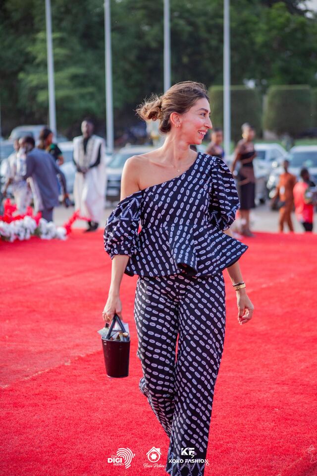 Une invitée sur le tapis rouge