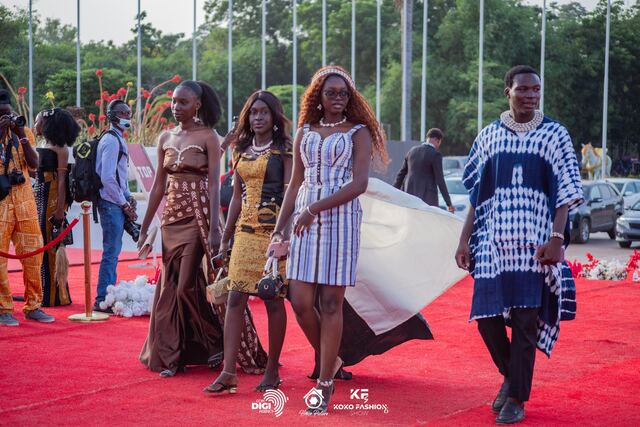 Arrivée d’invités en tenues traditionnelles sur le tapis rouge