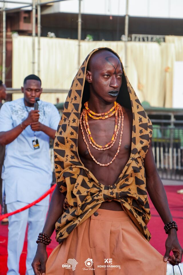 Mannequin en capuche de bogolan sur le tapis rouge