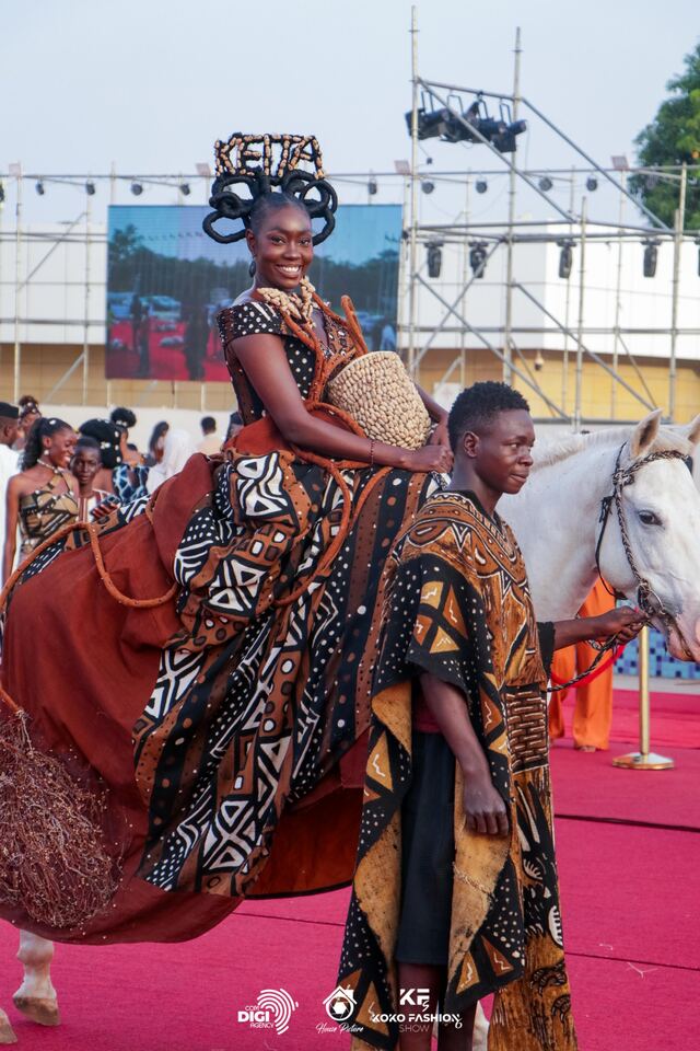 Une mannequin à cheval, coiffe « KEITA »