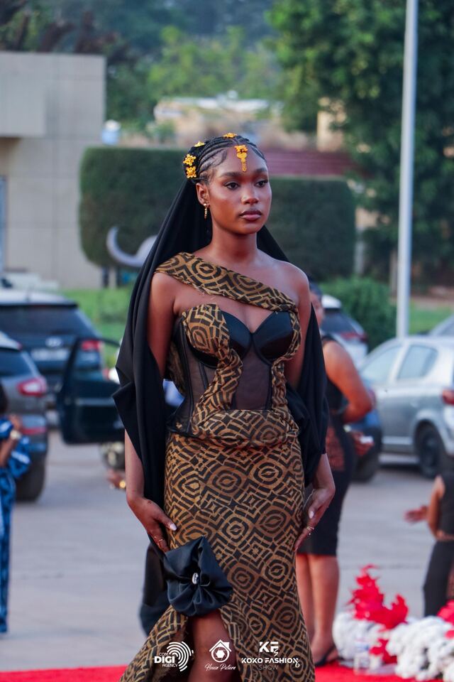 Robe bustier en bogolan sur le tapis rouge