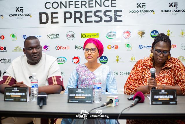 Hammadoun B, Mme Rose Bouzaïd et Fatoumata à la table de la conférence
