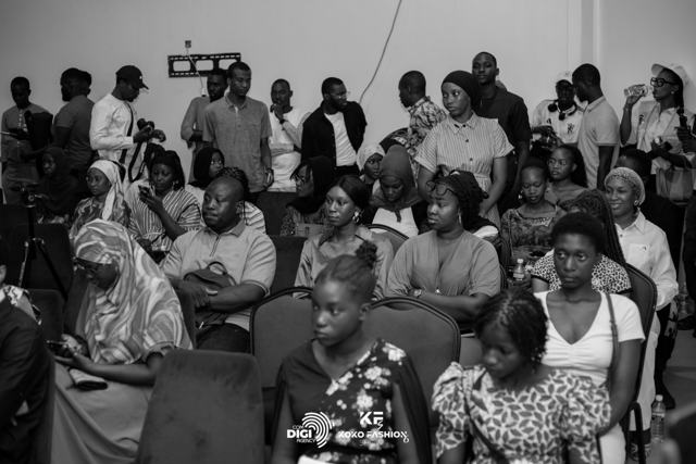 Le public de la conférence de presse, en noir et blanc